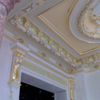 Stucco with gilding in the interior of the living room