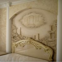 Plaster moldings over the head of the bed