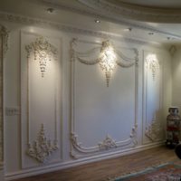 Wall with stucco decorations in the living room of a private house