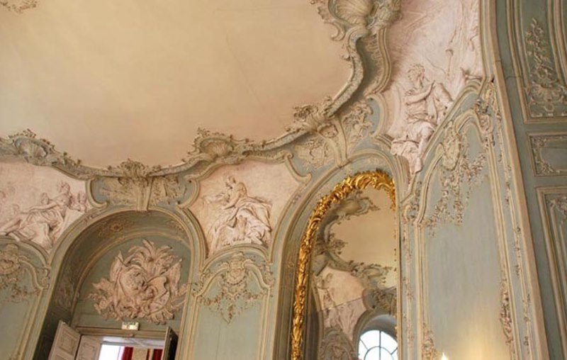 Decorating the stucco molding of the living room ceiling in the rococo style