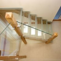 Escalier en verre sur des étagères en bois