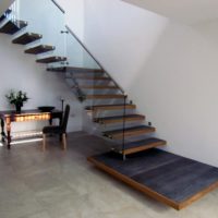 Une petite table sous les escaliers dans une maison privée