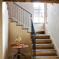 Escalier avec marches en bois antiques