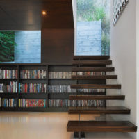 Bibliothèque sous l'escalier dans une maison privée