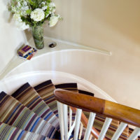 Fiori freschi per decorare rampe di scale
