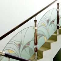 Glass bends on the railing of the stairs