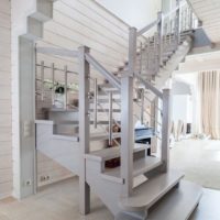 Couloir d'escalier élégant d'une maison de campagne