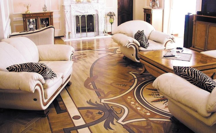 Linoléum avec des motifs et des boucles orientales dans un salon de style classique