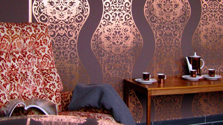 Brilliant pattern on metallic wallpaper in the living room