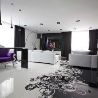 Design noir et blanc d'un salon dans une maison privée
