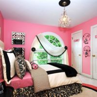 Pink walls and black and white textile in the bedroom
