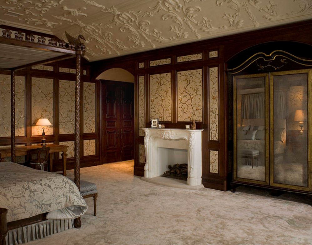 Design of a bedroom in the Gothic style with decoration moldings