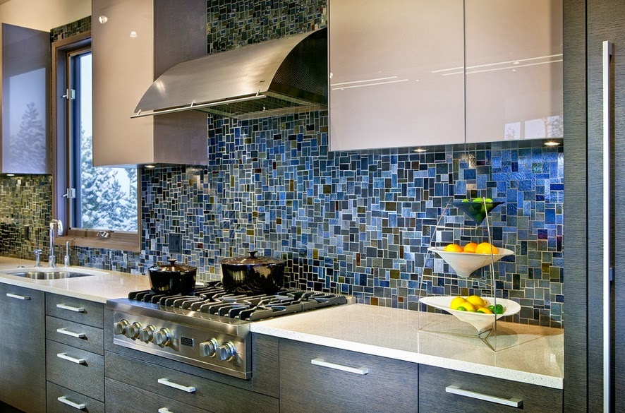 Parete con tessere di mosaico nella cucina di una casa di campagna
