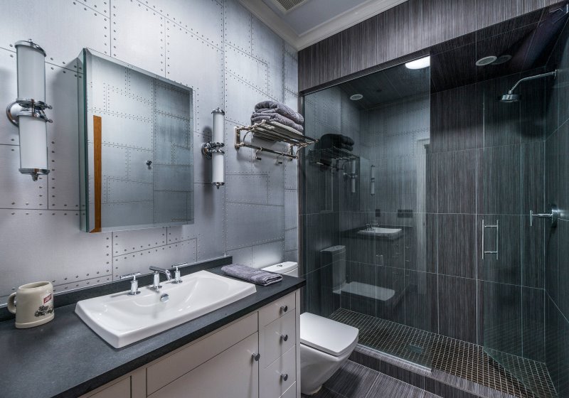 Intérieur de salle de bain hi-tech de tons gris