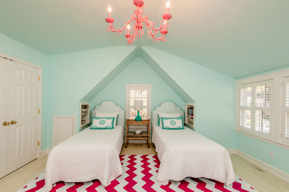 Pink accents in the interior of the bedroom with mint walls