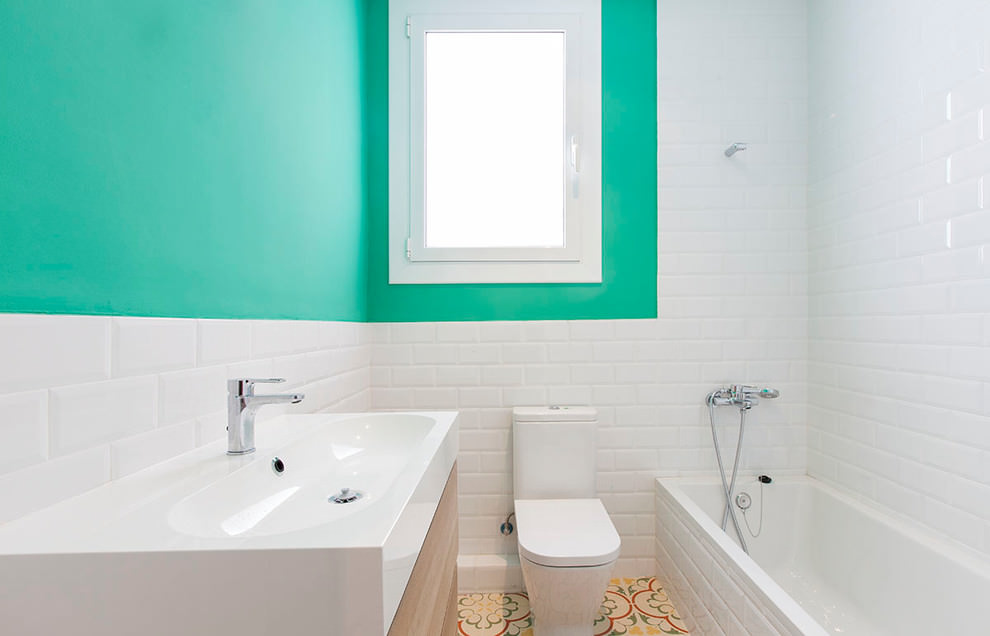 Mint color in the interior of the bathroom
