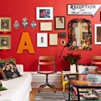 Lettre et peintures sur le mur rouge du salon