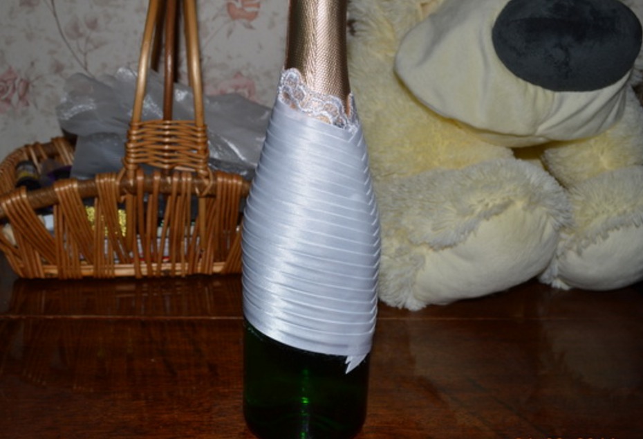 Decorazione per bottiglia di champagne fai-da-te per una sposa