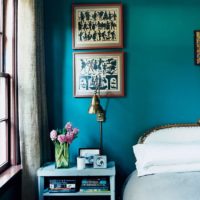 Carta da parati per dipingere in una camera da letto rustica