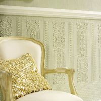 Wall decoration with textured wallpaper