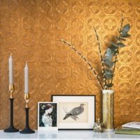 Painting wallpaper in gold in a classic style living room