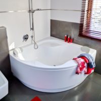 Acrylic corner bathtub in room design