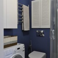 Murs bleus et plomberie blanche dans la salle de bain