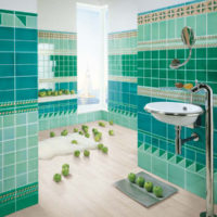 Emerald color on the walls of the bathroom