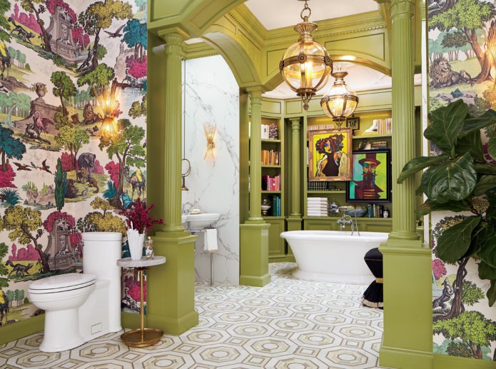 Design del bagno con colonne di ulivo e infissi bianchi