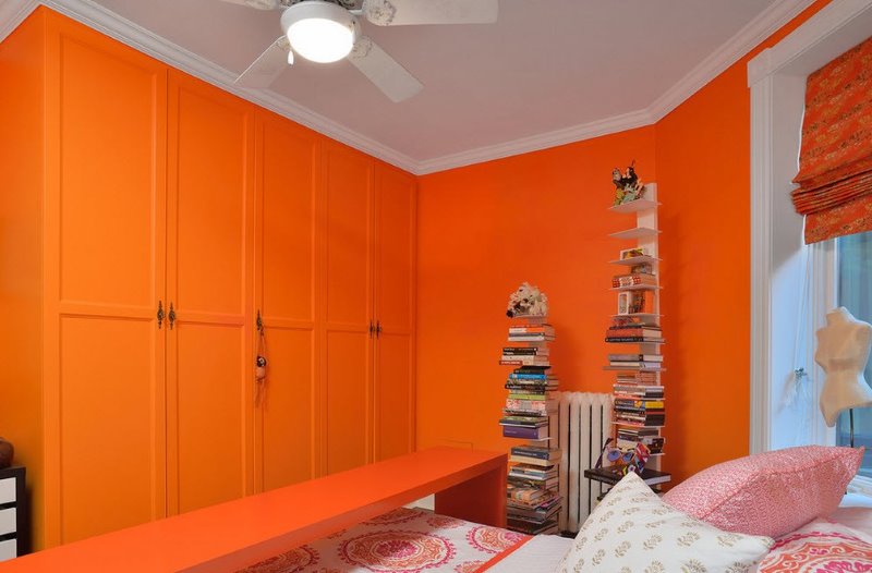 Design camera da letto in arancione con finestre sul lato nord della casa