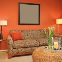 Quadrato grigio sullo sfondo di pareti arancioni in salotto