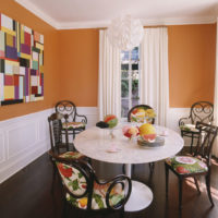 Contraste de blanc et d'orange dans la conception de la salle à manger