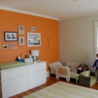 Muro arancione nella stanza dei bambini