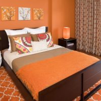 The predominance of orange in the decoration of the bedroom