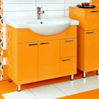 Mobile lavabo arancione in bagno