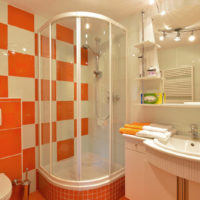 La combinazione di colori beige e arancione all'interno del bagno