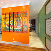 Cloison orange avec des peintures dans un immeuble résidentiel