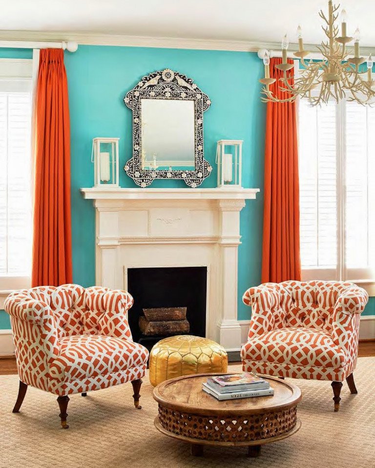 Rideaux orange et murs bleus dans la conception du salon