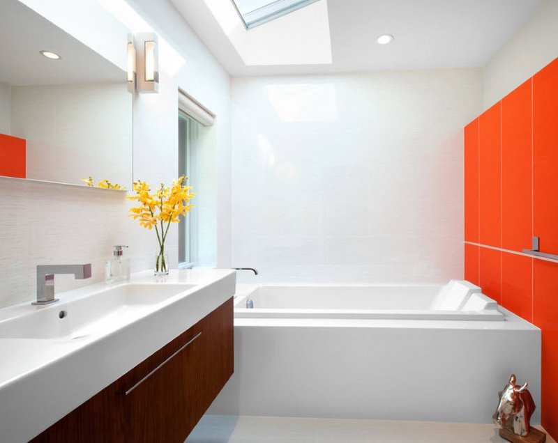 The combination of orange and white in the bathroom