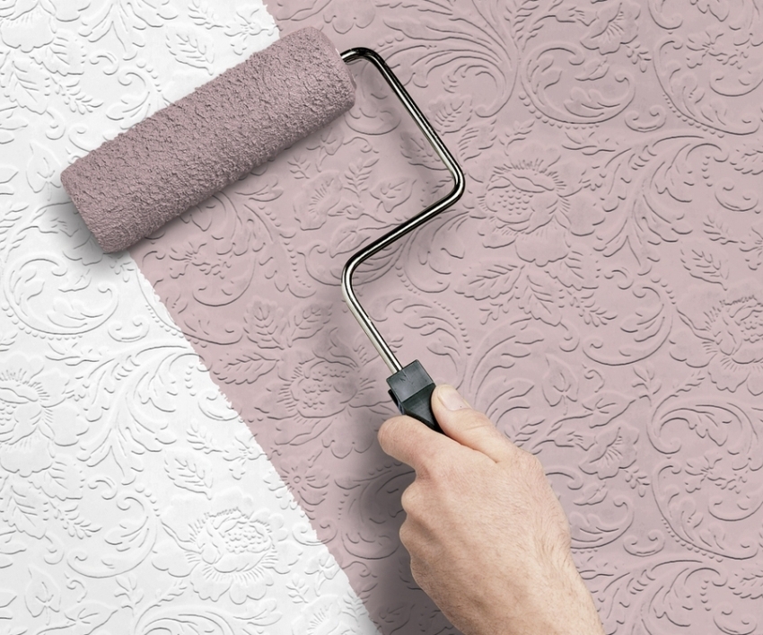 Coloring non-woven wallpaper with a hand roller