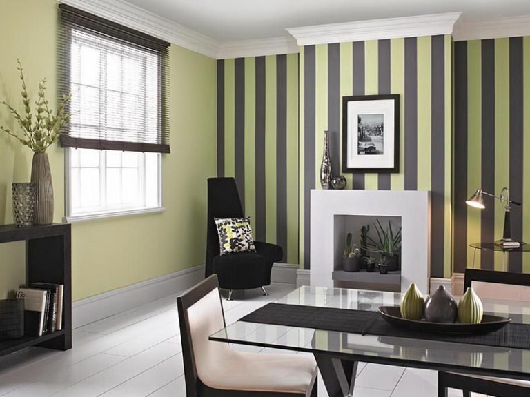 The combination of black and olive stripes in the painting of the walls of the living room