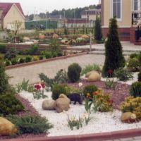 Colorful gravel in the design of garden beds