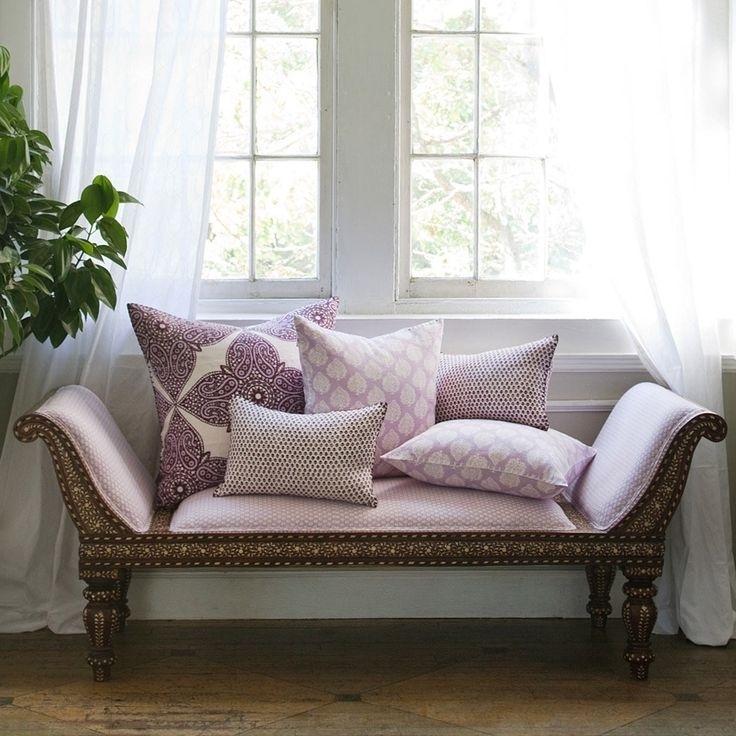 Elegante divano color lavanda di fronte alla finestra del soggiorno
