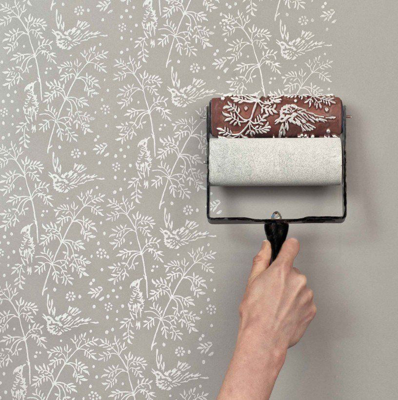 Drawing a screen drawing using a roller on the wallpaper