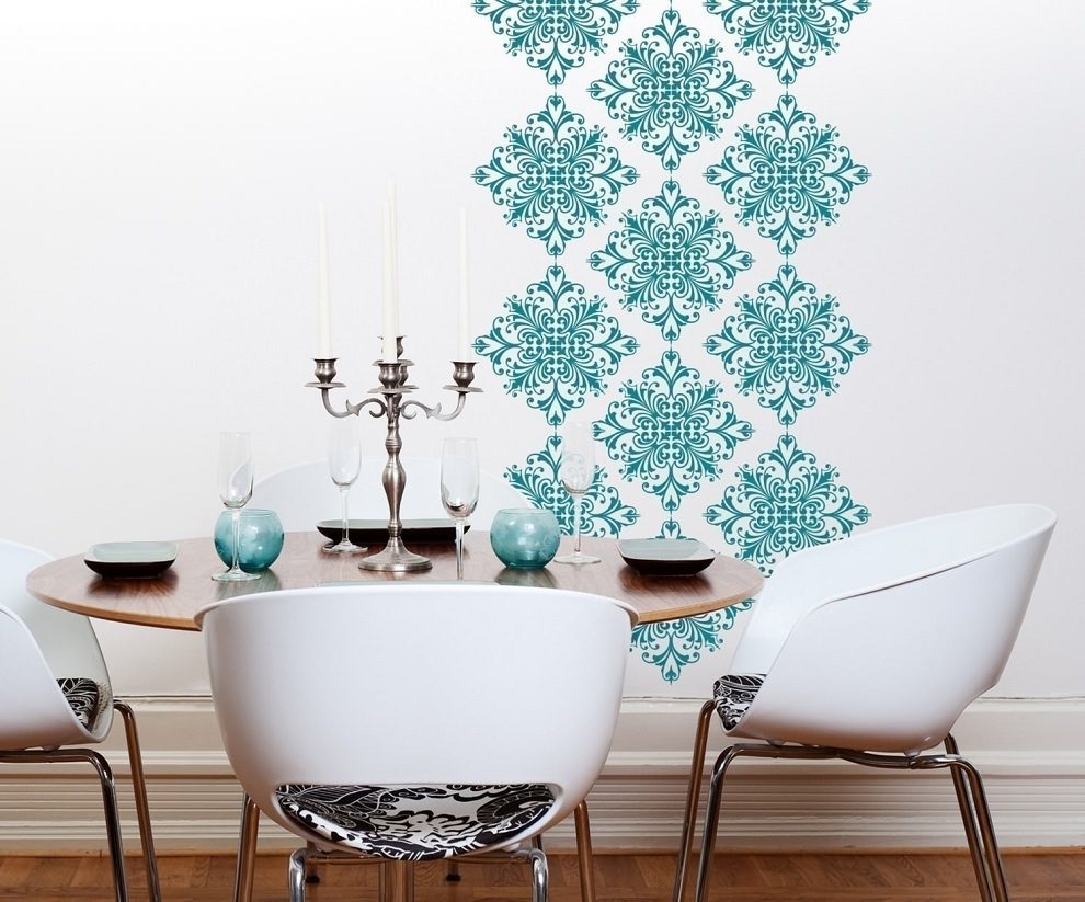 Do it yourself ornament on the kitchen wall with a stencil