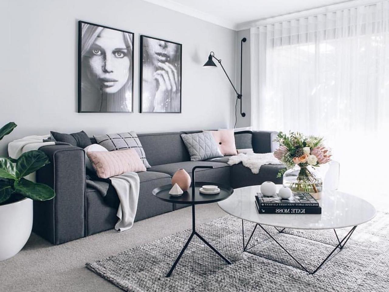 Design alla moda del soggiorno nei toni del grigio