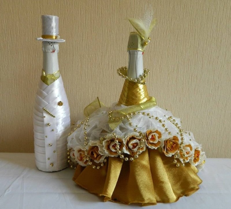 Bouteille de champagne de bricolage dans une robe de mariée élégante
