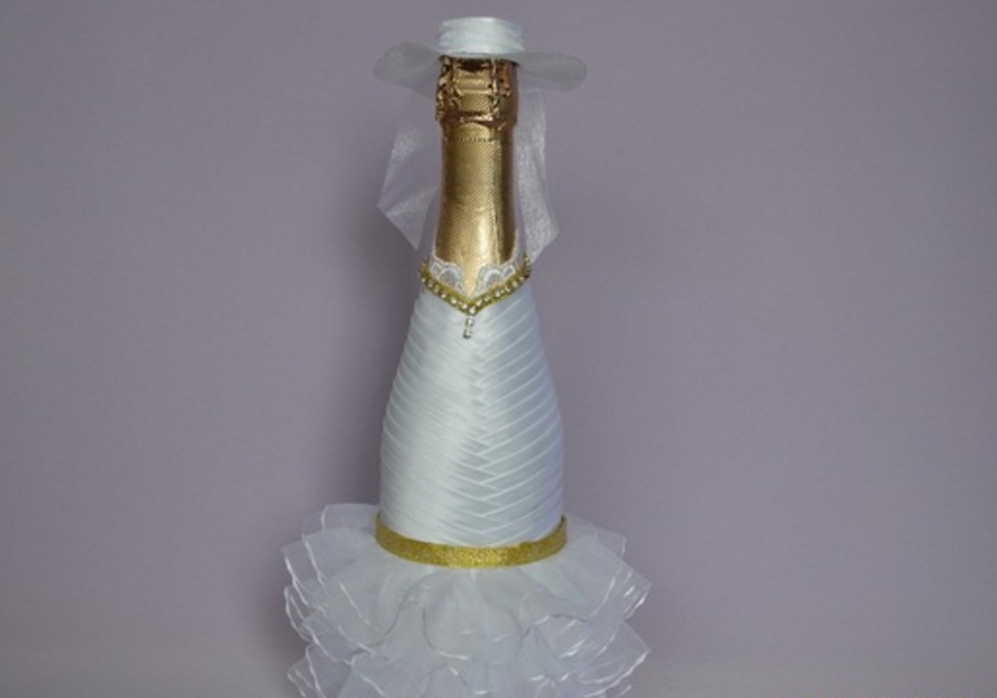 Do-it-yourself hat and veil on a bottle of bride