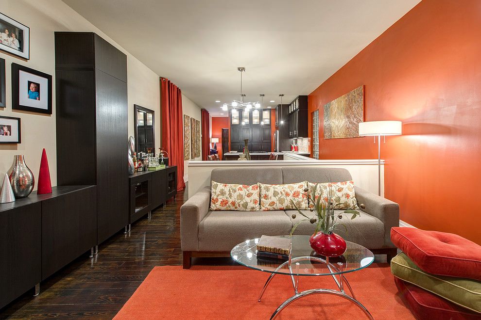 Progettazione di un soggiorno moderno con una parete arancione