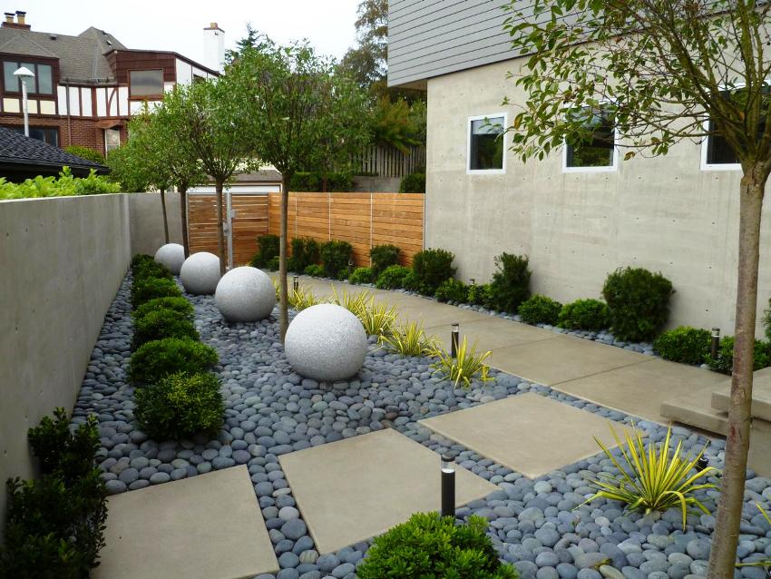 Design of a small patio in front of a residential building